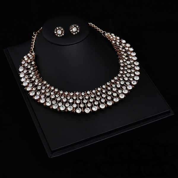 Изящни дамски колиета в различни форми и цветове. 