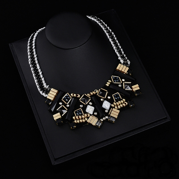 Изящни дамски колиета в различни форми и цветове. 