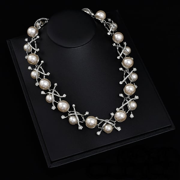 Изящни дамски колиета в различни форми и цветове. 