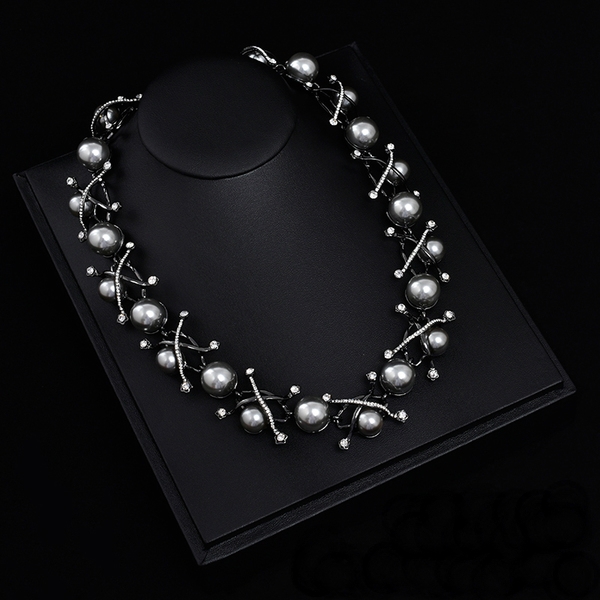 Изящни дамски колиета в различни форми и цветове. 