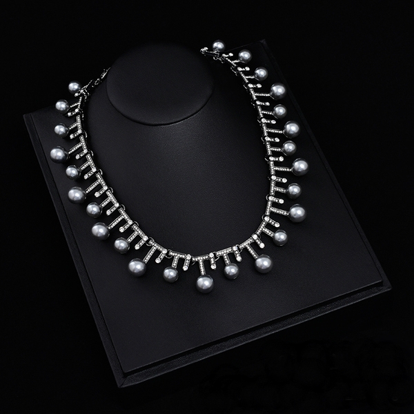 Изящни дамски колиета в различни форми и цветове. 