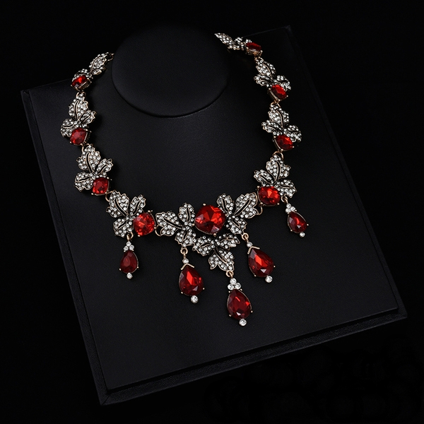 Изящни дамски колиета в различни форми и цветове. 