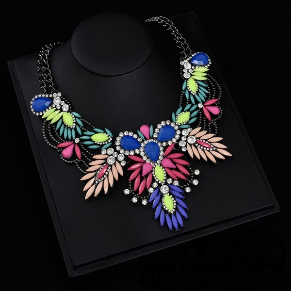 Изящни дамски колиета в различни форми и цветове. 