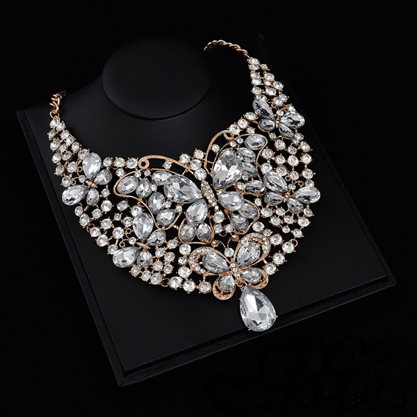 Изящни дамски колиета в различни форми и цветове. 