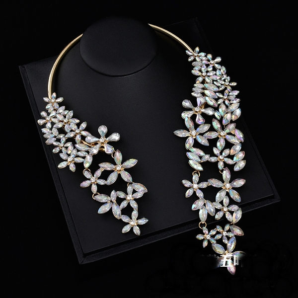 Изящни дамски колиета в различни форми и цветове. 