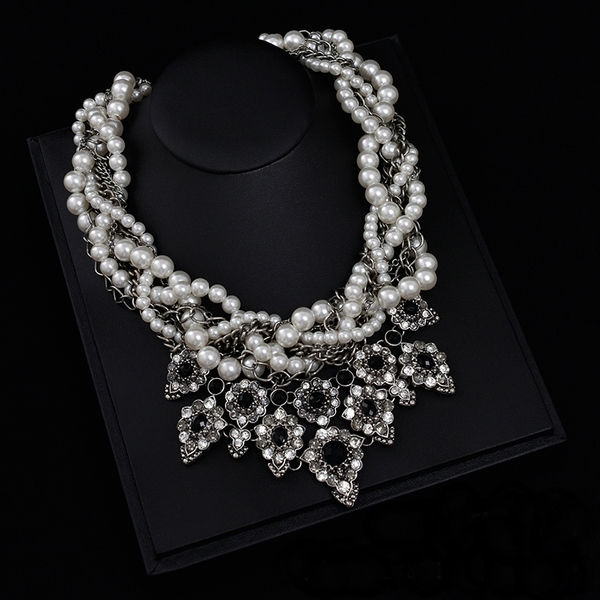 Изящни дамски колиета в различни форми и цветове. 