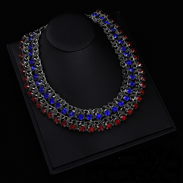 Изящни дамски колиета в различни форми и цветове. 