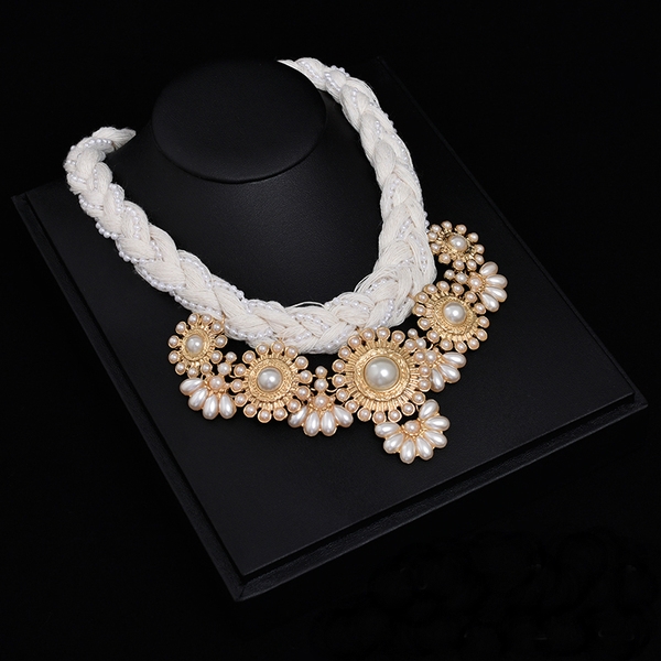 Изящни дамски колиета в различни форми и цветове. 