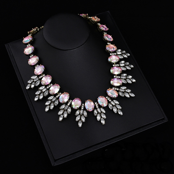 Изящни дамски колиета в различни форми и цветове. 