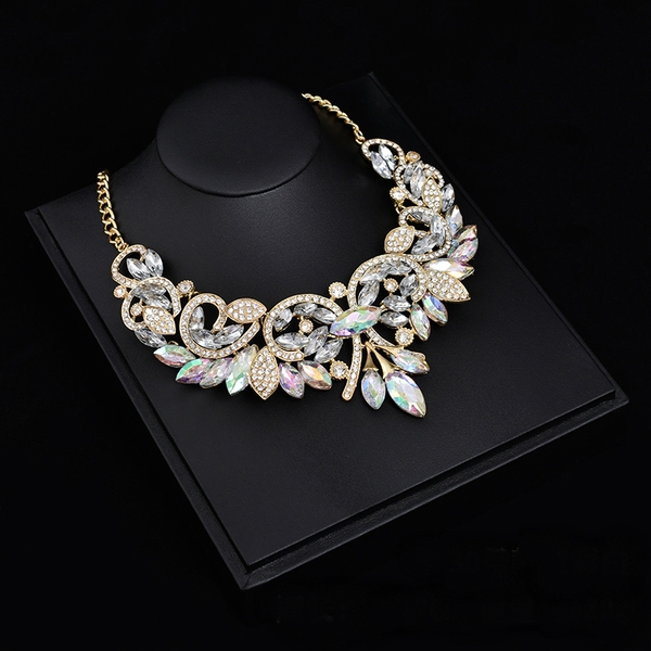 Изящни дамски колиета в различни форми и цветове. 