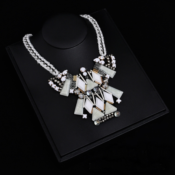 Изящни дамски колиета в различни форми и цветове. 