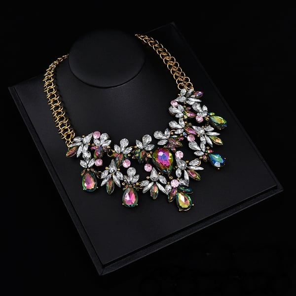 Изящни дамски колиета в различни форми и цветове. 