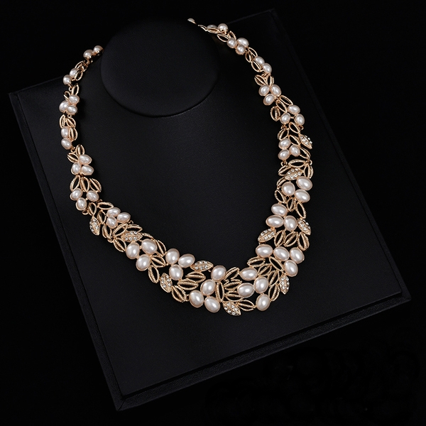 Изящни дамски колиета в различни форми и цветове. 