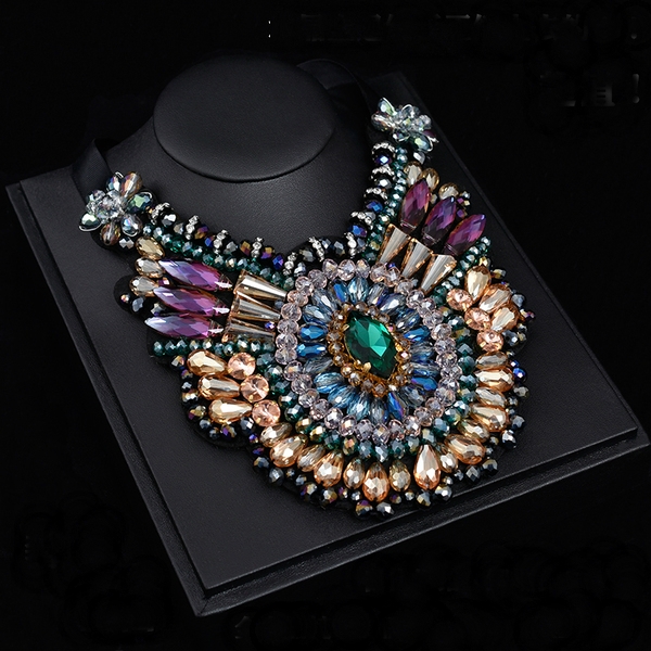 Изящни дамски колиета в различни форми и цветове. 