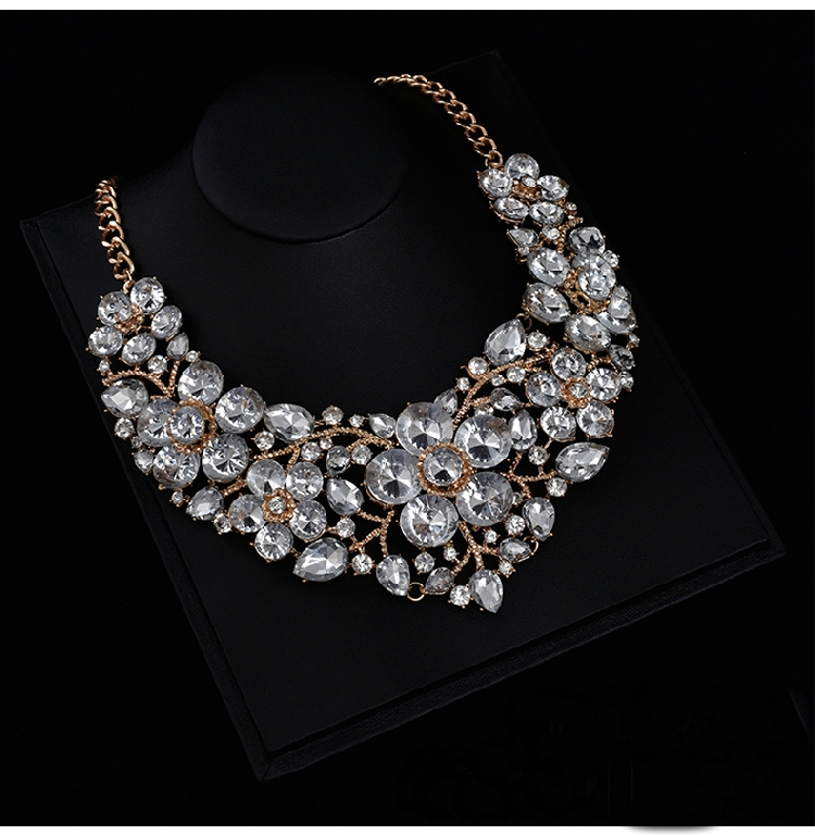 Изящни дамски колиета в различни форми и цветове. 