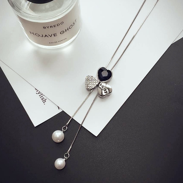 Висящи колиета за стилни дами в различни форми. 