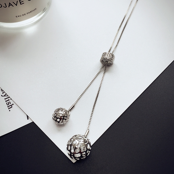 Висящи колиета за стилни дами в различни форми. 