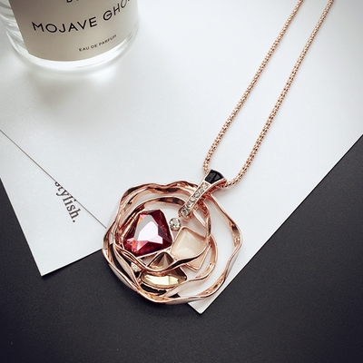 Висящи колиета за стилни дами в различни форми. 