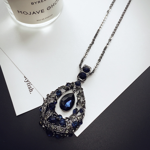 Висящи колиета за стилни дами в различни форми. 