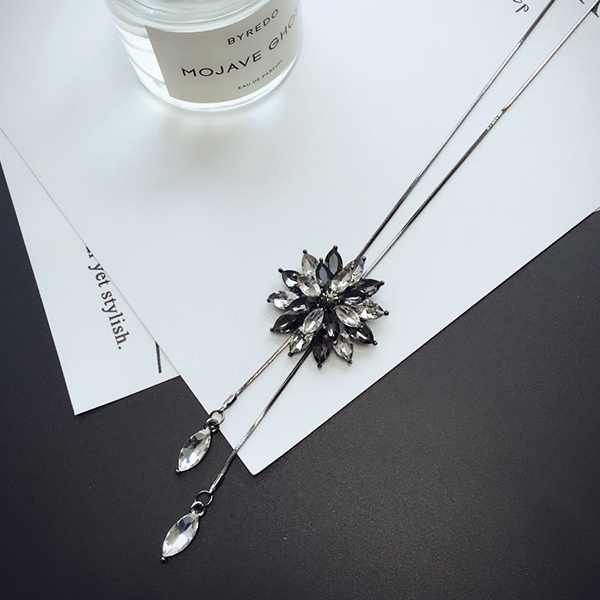 Висящи колиета за стилни дами в различни форми. 