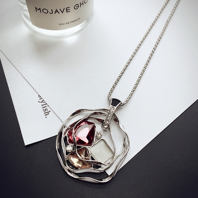 Висящи колиета за стилни дами в различни форми. 