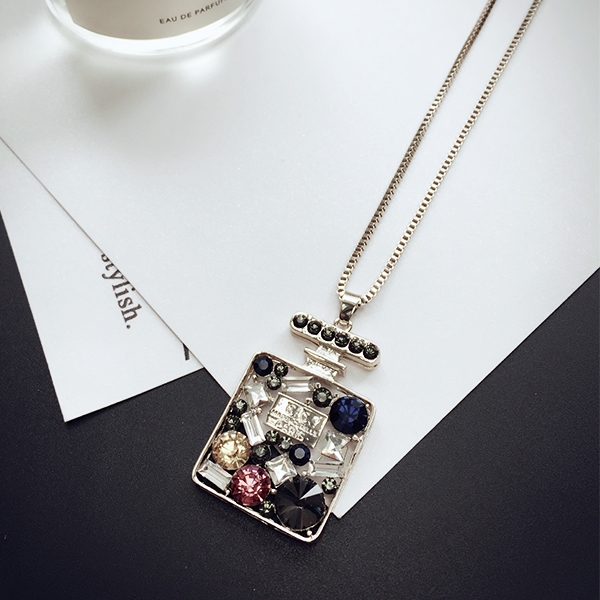 Висящи колиета за стилни дами в различни форми. 