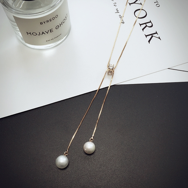 Висящи колиета за стилни дами в различни форми. 