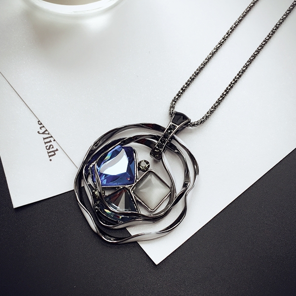 Висящи колиета за стилни дами в различни форми. 