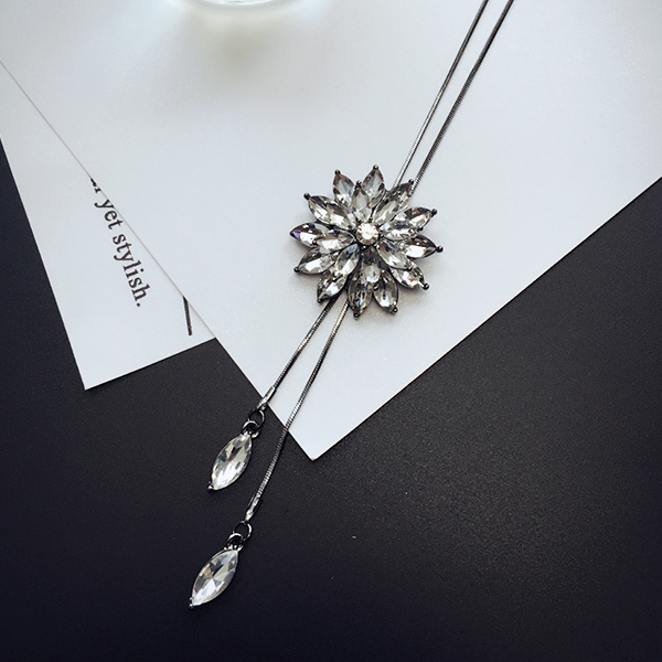 Висящи колиета за стилни дами в различни форми. 