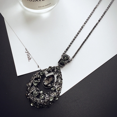 Висящи колиета за стилни дами в различни форми. 