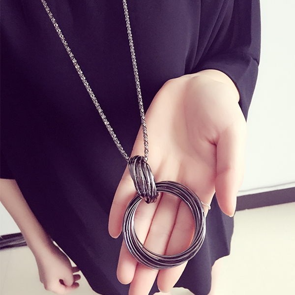 Висящи колиета за стилни дами в различни форми. 