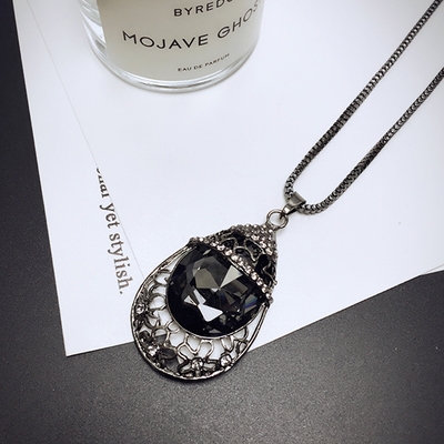 Висящи колиета за стилни дами в различни форми. 