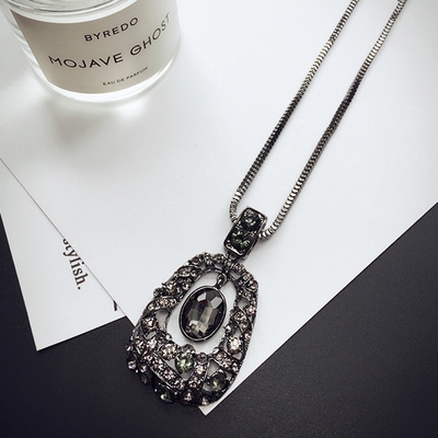 Висящи колиета за стилни дами в различни форми. 