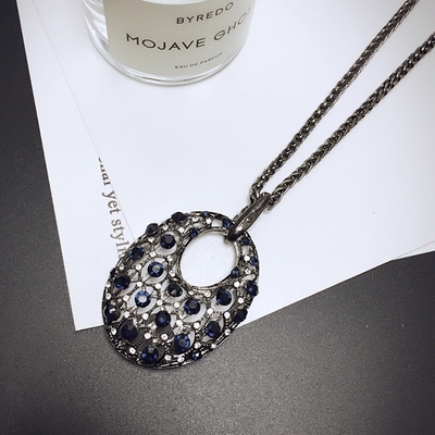 Висящи колиета за стилни дами в различни форми. 