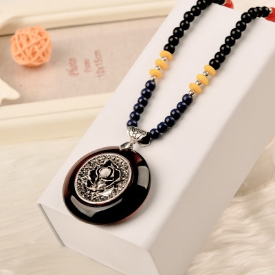 Висящи колиета за стилни дами в различни форми. 