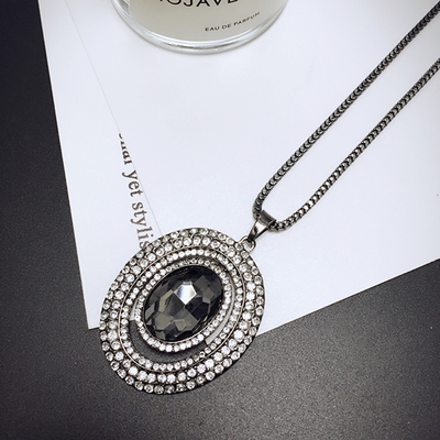 Висящи колиета за стилни дами в различни форми. 