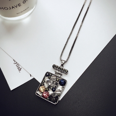 Висящи колиета за стилни дами в различни форми. 