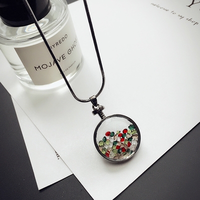 Висящи колиета за стилни дами в различни форми. 