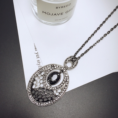 Висящи колиета за стилни дами в различни форми. 