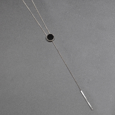 Висящи колиета за стилни дами в различни форми. 