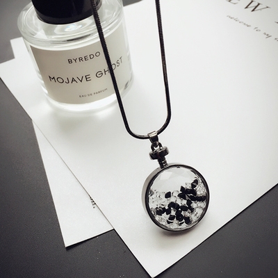 Висящи колиета за стилни дами в различни форми. 