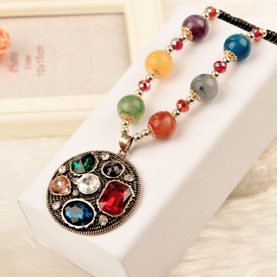 Висящи колиета за стилни дами в различни форми. 