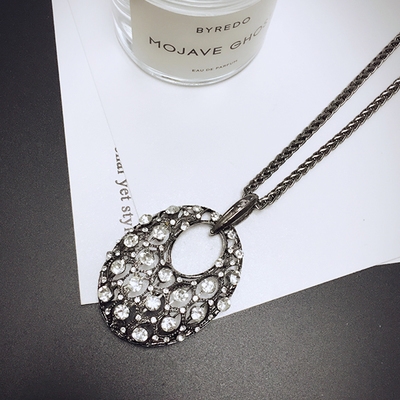 Висящи колиета за стилни дами в различни форми. 