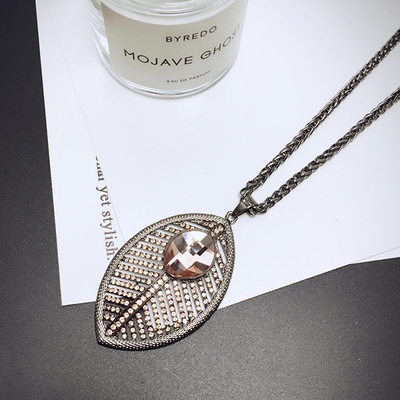 Висящи колиета за стилни дами в различни форми. 