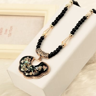 Висящи колиета за стилни дами в различни форми. 