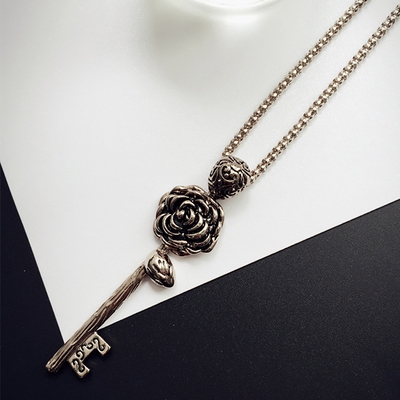 Висящи колиета за стилни дами в различни форми. 