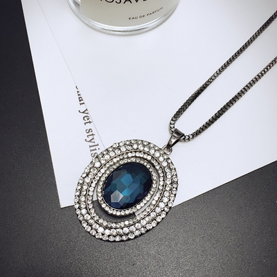 Висящи колиета за стилни дами в различни форми. 