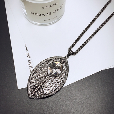 Висящи колиета за стилни дами в различни форми. 