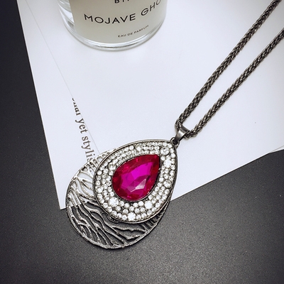 Висящи колиета за стилни дами в различни форми. 