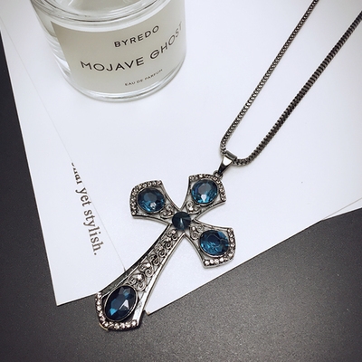 Висящи колиета за стилни дами в различни форми. 